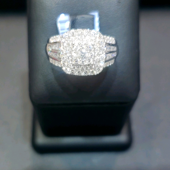 Ladies Diamond ring - Picture 1 of 1